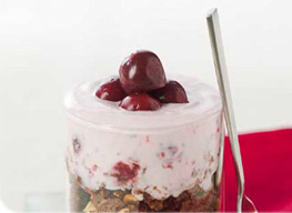 Verrine de d�s de brownies fromage blanc et griottes 